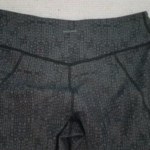 Patagonia Women's Leggings Large L Gray Black Geometric Print - workout athletic